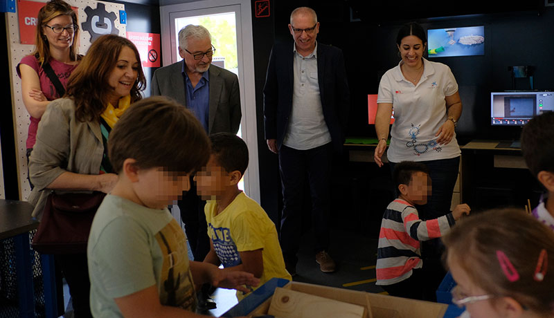 El autobús Creactivity ofrece la posibilidad de explorar y crear a los alumnos de los centros de enseñanza de la localidad