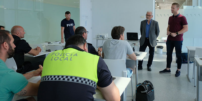 La Policía de Torrevieja recibe formación sobre falsedad documental asociada a vehículos
