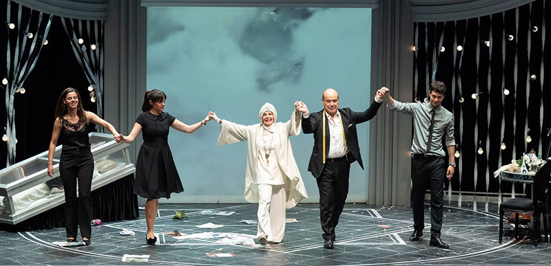 Concha Velasco y Antonio Resines representan en el Auditorio el funeral más disparatado