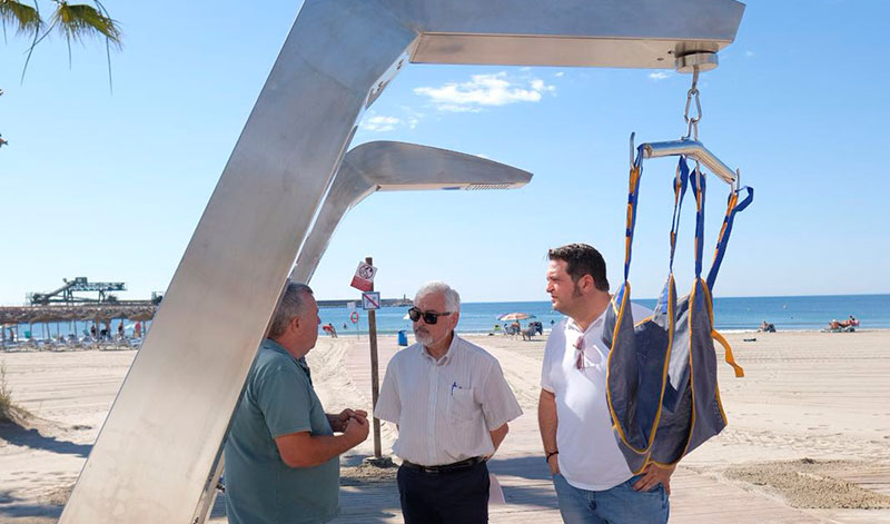 La Playa de ‘Los Náufragos’  cuenta con un elevador que facilitará el baño adaptado