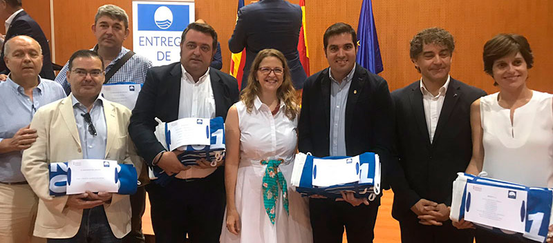 Torrevieja recibe sus 6 banderas azules de 2018