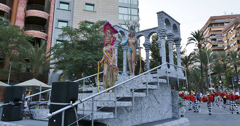 El carnaval  brilló en el desfile  folclórico de las Hogueras de Alicante
