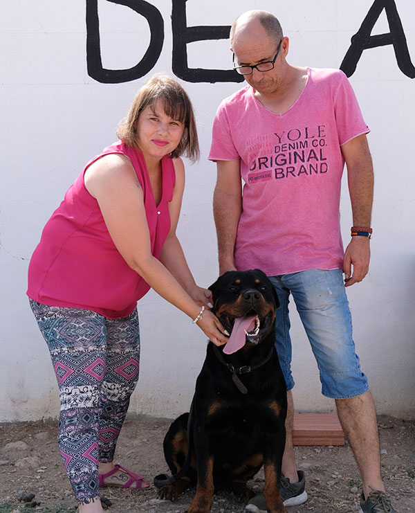 El Albergue municipal entrega el primer perro de la Comunidad destinado a la protección de una víctima de violencia de género