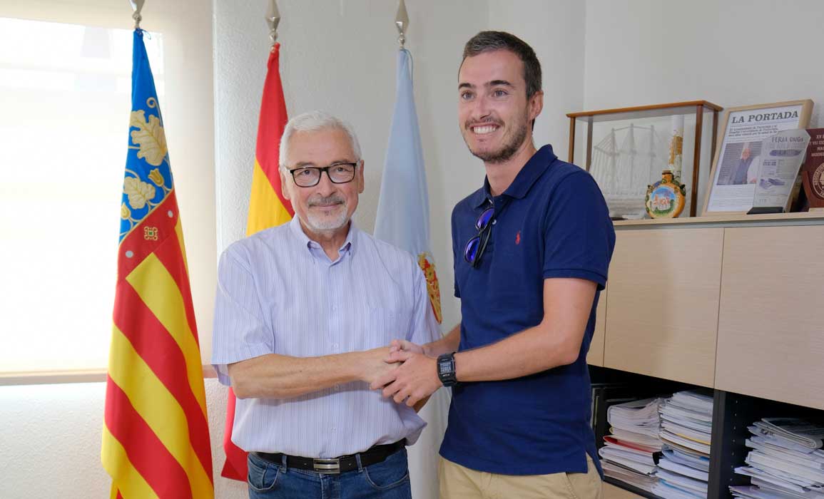 Un socorrista recibe la distinción propuesta  por el Ayuntamiento por su meritoria  actuación en un rescate