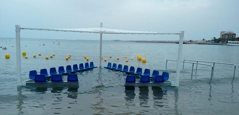 Torrevieja habilita en la playa  del Cura una zona de baño adaptado  y sombra y regenera su arena