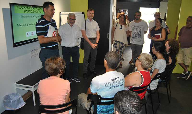 Torrevieja recibe la visita de un camión de la Once que ayuda a la inserción  laboral de jóvenes discapacitados