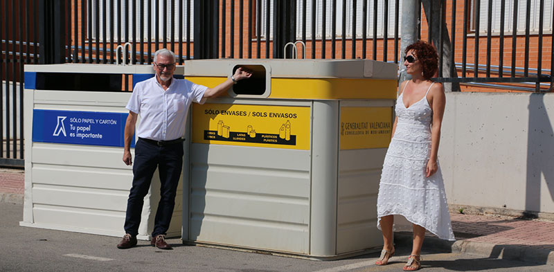 Comienzan a instalarse los nuevos contenedores de recogida de plástico en Torrevieja
