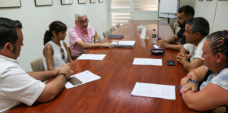 El alcalde informa a los vecinos de La Mata de que si Costas no asume un nuevo paseo, se plantearía solicitar el desmontaje del mismo