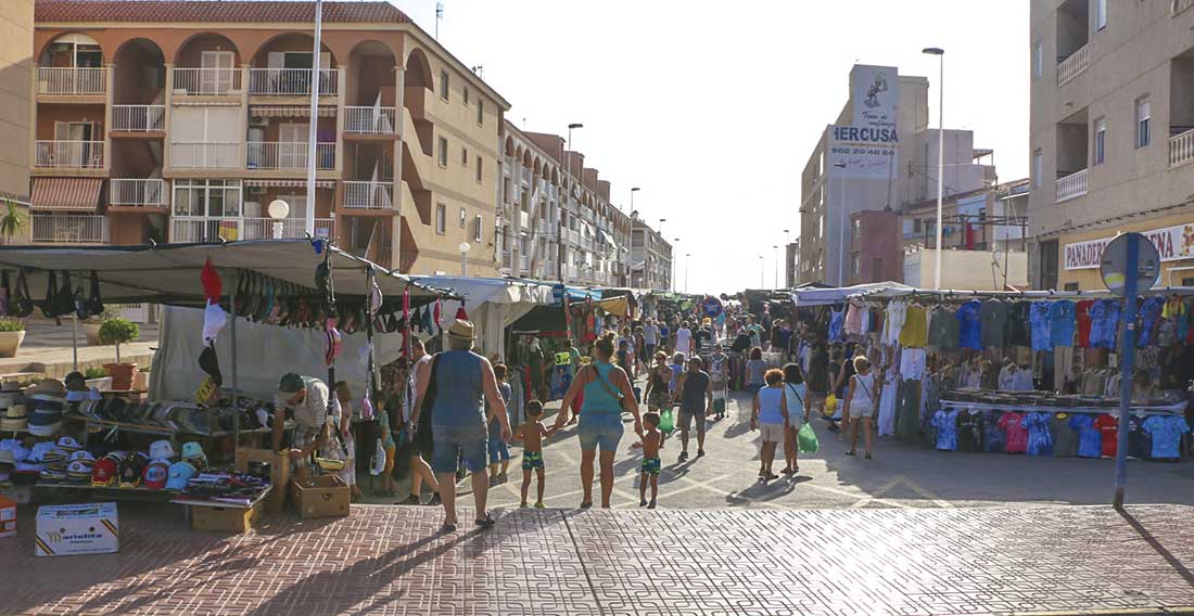 El mercadillo semanal de La Mata estrena ubicación