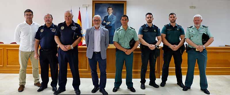 Recibimiento a los agentes condecorados por un salvamento en las calas del Torrejón