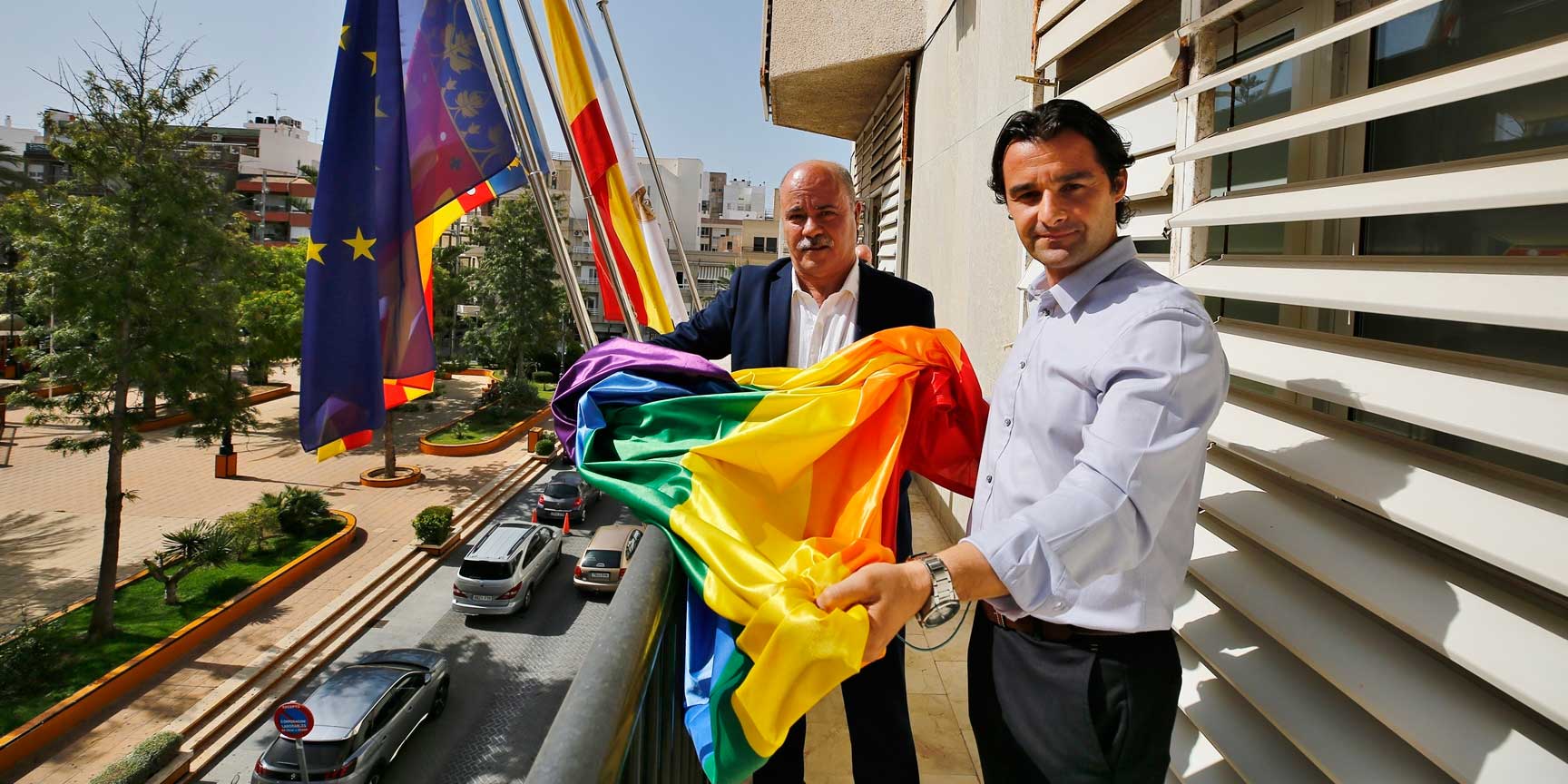 3120-orgullo La bandera arco iris en el balcón municipal con motivo del Día del Orgullo