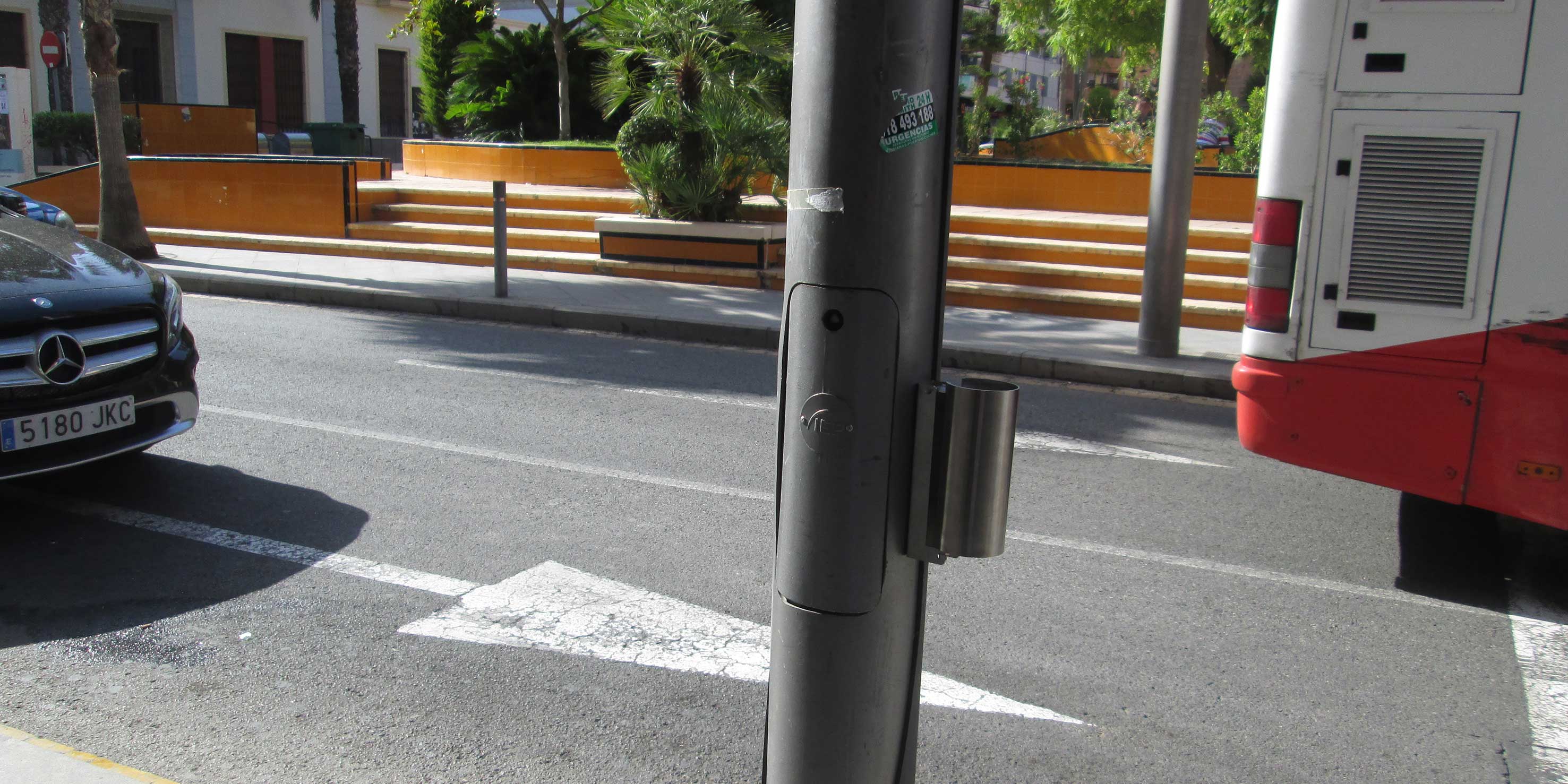 El Ayuntamiento coloca 30 ceniceros adosados a farolas del centro urbano