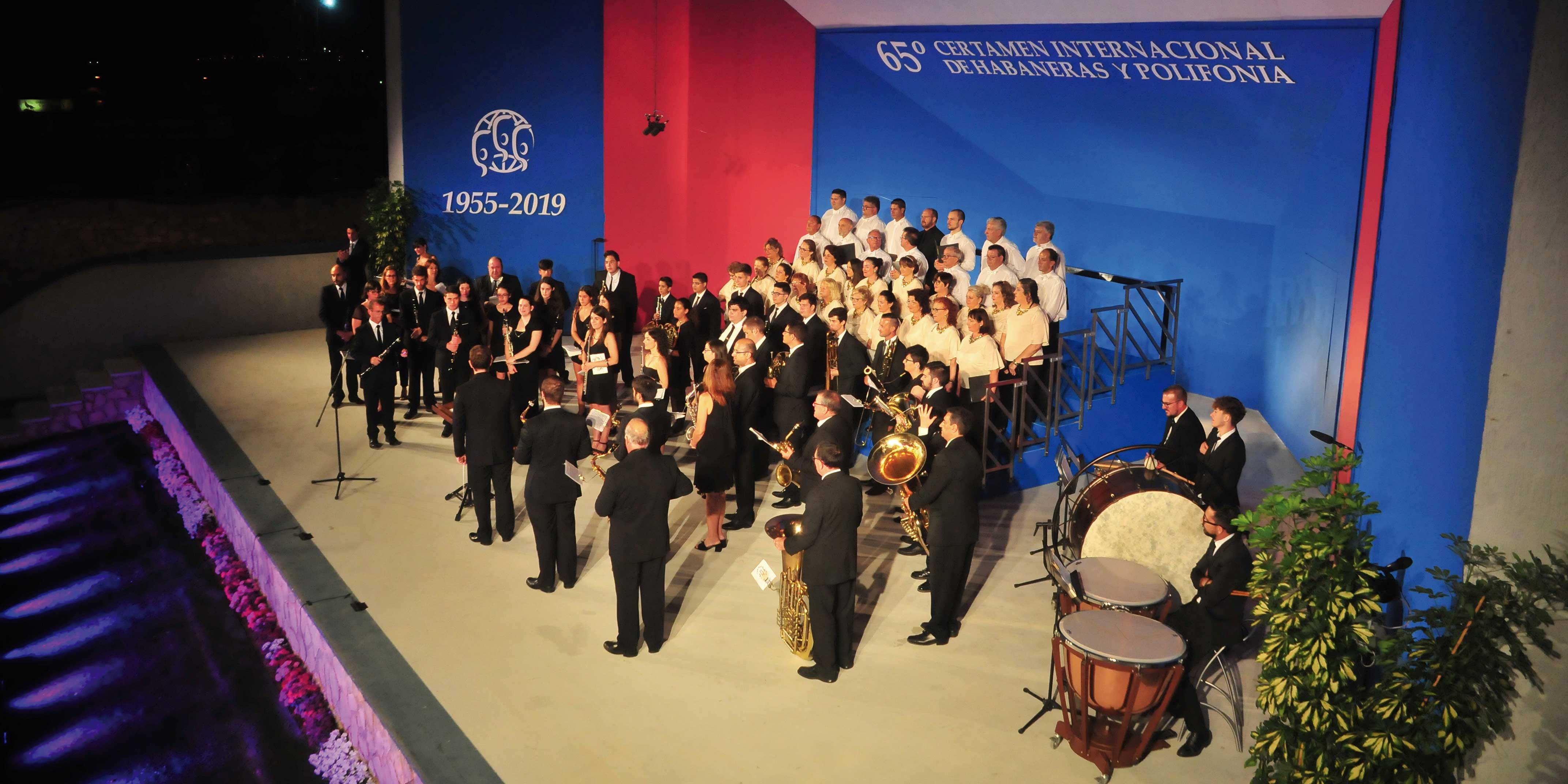 Los Coros torrevejenses envolvieron la inauguración del Certamen de Habaneras