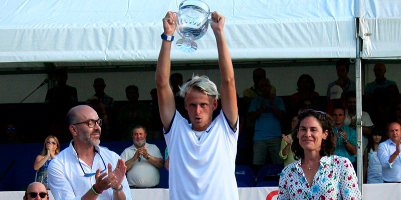 El tenista torrevejense Nicola Kuhn, campeón del Open Castilla y León