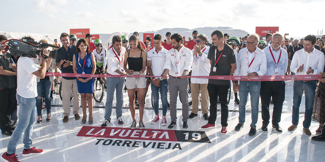Torrevieja brilla en la salida de La Vuelta desde las salinas