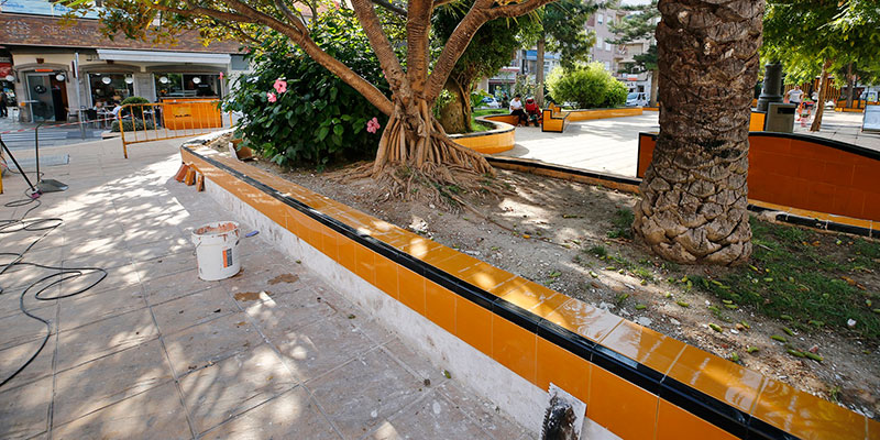 La Concejalía de Cuidado de la Imagen Urbana elimina el trencadís de la Plaza de la Constitución