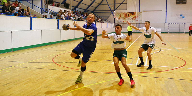 El Torrevieja Salud se estrena superando con oficio a un joven Elche