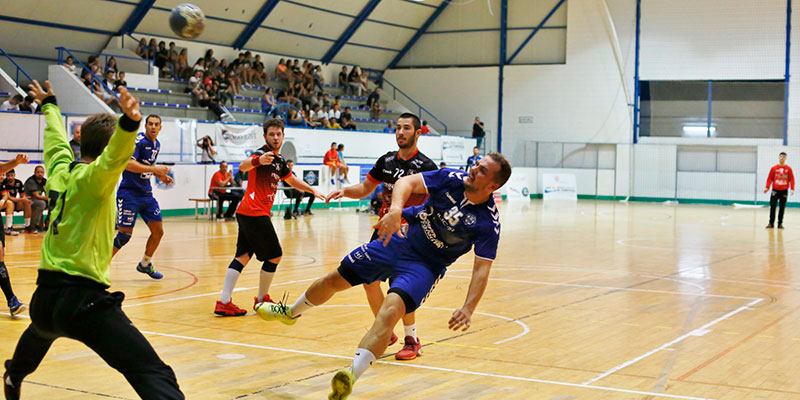 Balonmano: El Torrevieja Salud supera a Mislata para seguir arriba