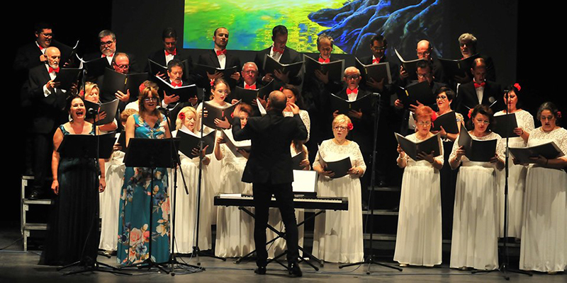 El Orfeón de Torrevieja cautivó con el concierto “Love songs”