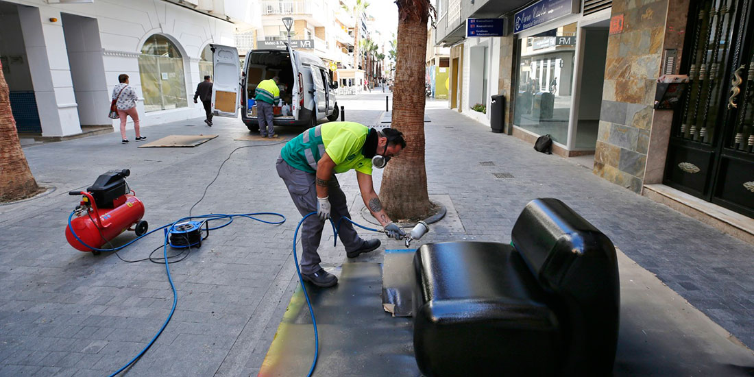 Nueva imagen de los bancos de piedra de las calles peatonales