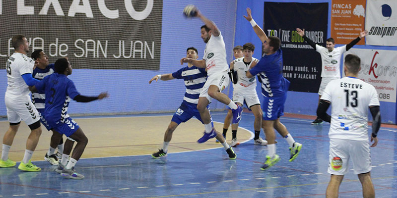 El Torrevieja Salud se aleja de la cabeza tras caer en San Juan