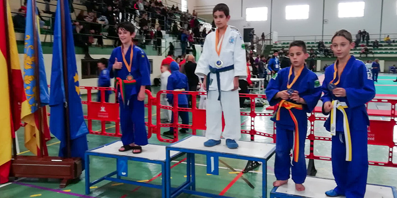 Catorce medallas para Judo Club
