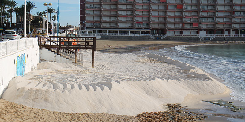 Comienza la regeneración de la playa de Los Locos con la aportación de 12.000 metros cúbicos de arena
