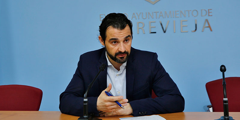 El alcalde asegura que después de un mes de reunirse con Ximo Puig no ha recibido respuesta a sus reivindicaciones