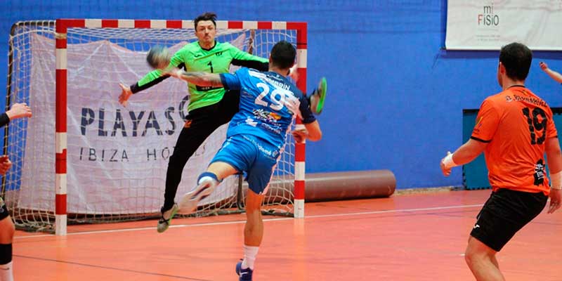 Balonmano: El Torrevieja Salud consigue un valioso punto en casa del líder