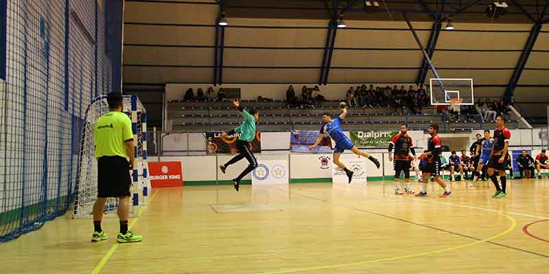 Un Torrevieja Salud muy serio doblega al Handbol Sant Joan
