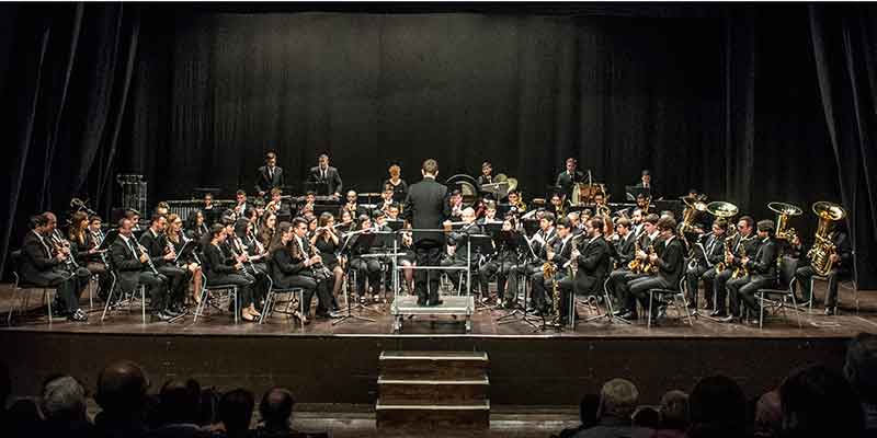 Una verdadera invasión de sonidos admirables en el Teatro Municipal en el concierto de la Unión Musical Torrevejense