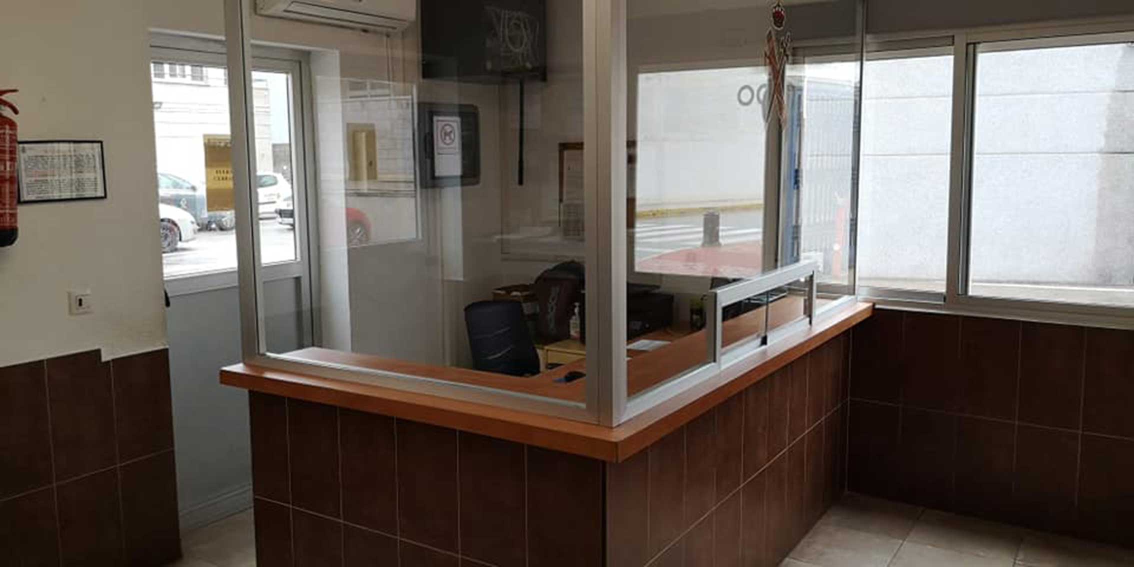 Mampara en el cuartel  de la Guardia Civil