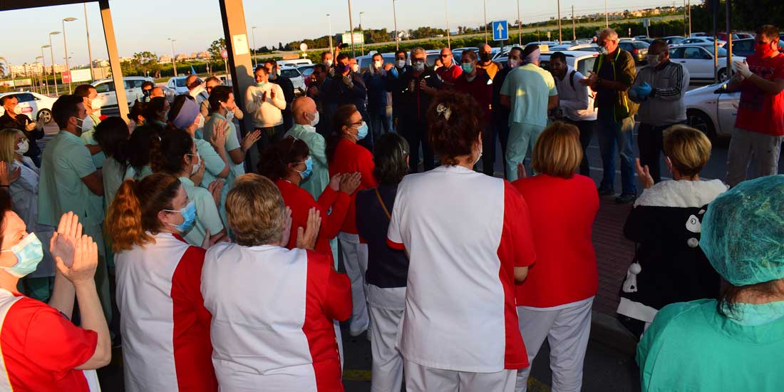 Caravana de taxistas en apoyo a los sanitarios del Hospital Universitario de Torrevieja