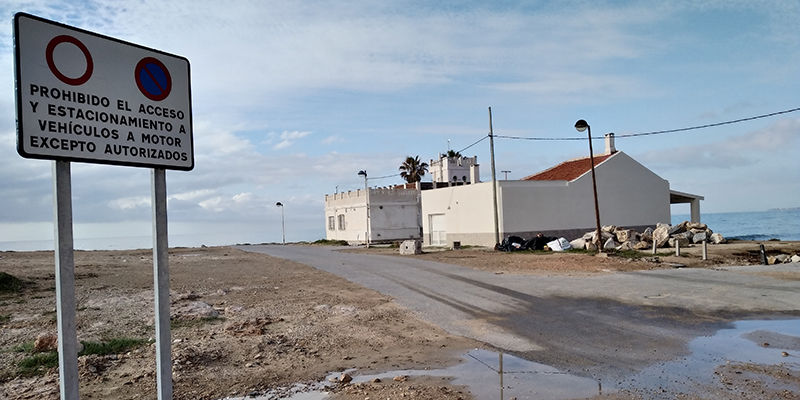 El Ayuntamiento prohíbe el aparcamiento y la circulación de vehículos en las calas