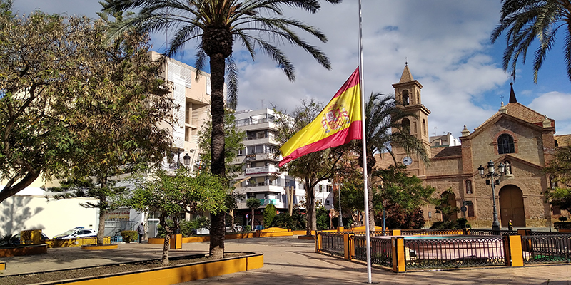 Las banderas de Torrevieja a media asta en señal de luto oficial