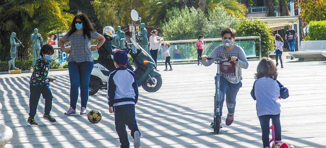 Las calles se llenan de vida con las salidas controladas de menores de 14 años