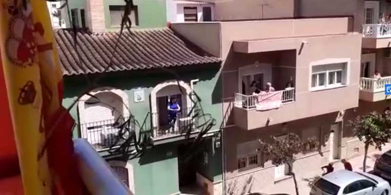 VA3162-VECINOS Vecinos de la calle Campoamor homenajearon a los fallecidos de COVID-19