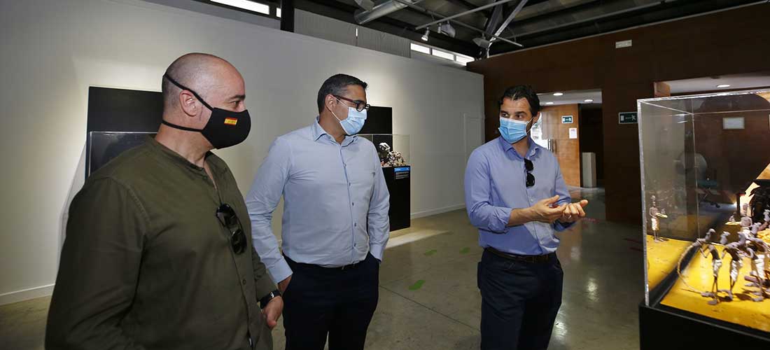 El alcalde y el concejal de Cultura visitan la exposición ‘Plastihistoria de la Humanidad’