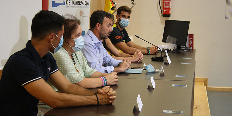 Ribera Salud y el Hospital Universitario de Torrevieja renuevan su compromiso con el Balonmano Playa