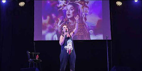 Risas y humor con “Martita  de Graná” en las Eras de la Sal