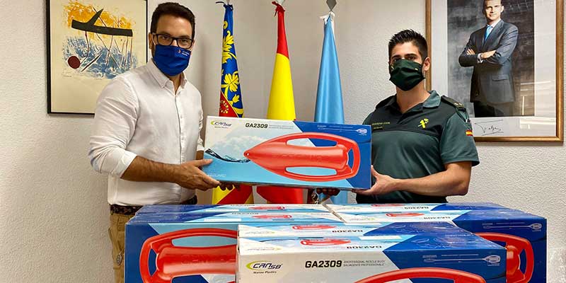 VA3177-SALVAVIDAS La Policía Local presta siete flotadores salvavidas a la Guardia Civil