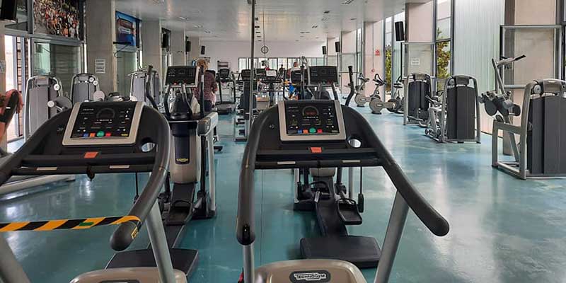 Se repara el tapizado  de las máquinas  del gimnasio municipal  de la Ciudad Deportiva