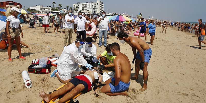 Simulacro de rescate de  un bañista en la playa de La Mata
