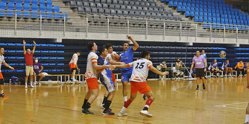 Los equipos del Torrevieja Salud continúan con su preparación