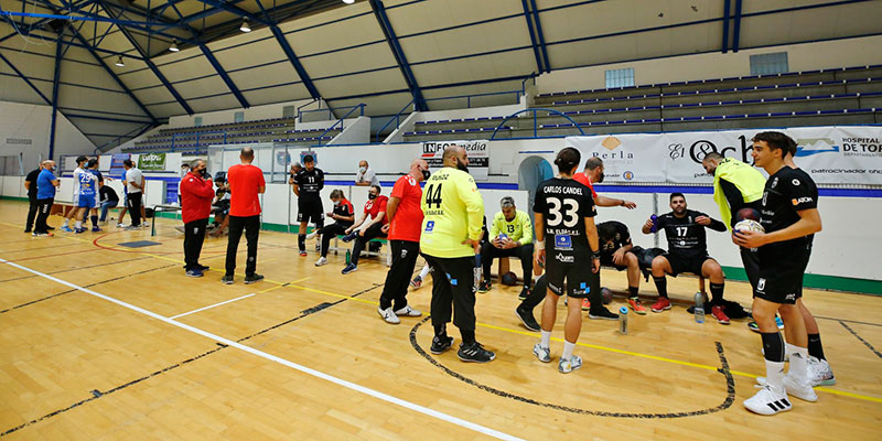 El Torrevieja-Salud se queda solo en su decisión de no jugar