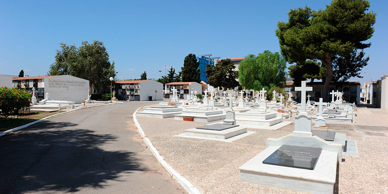 El Ayuntamiento habilita autobuses y realiza una campaña de cuidado en los cementerios para Todos los Santos