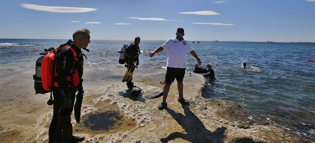 Los buceadores recogen desechos de pesca en los fondos marinos de Torrevieja