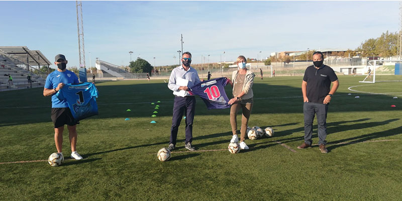 El Departamento de Salud de Torrevieja apoya el deporte local visitando los  entrenamientos de dos clubes de fútbol