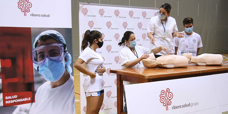 Profesionales sanitarios forman en RCP a deportistas del Mare Nostrum