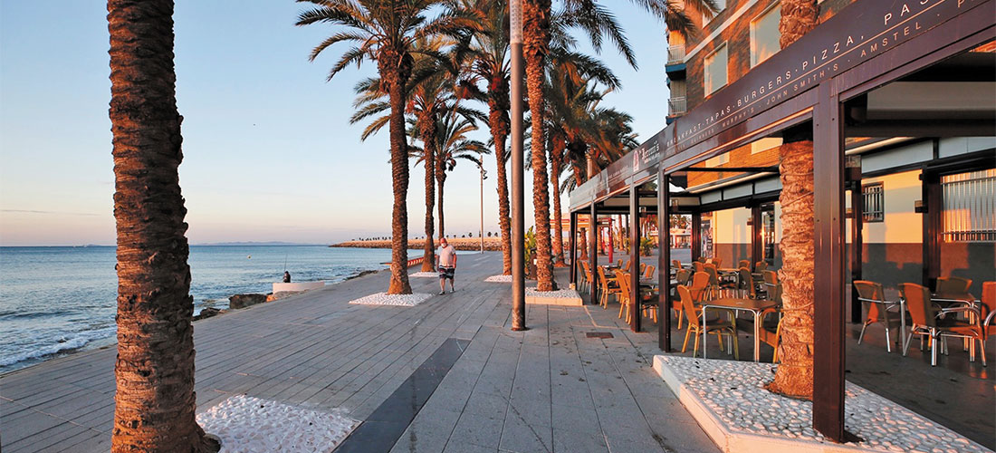 Los alcorques del paseo marítimo lucen nueva imagen